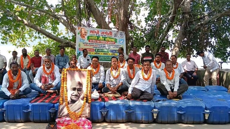 Saraikela: गांधी जयंती पर चांडिल नौका विहार परिसर में अनोखा विरोध प्रदर्शन, विस्थापितों ने उपवास रखकर मांगा न्याय
