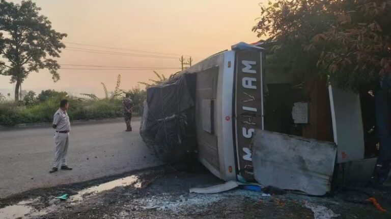 Chouka Road Accident: NH-33 पर बड़ा सड़क हादसा, झाबरी में शिवम बस अनियंत्रित होकर पलटी, 20 से अधिक यात्री घायल