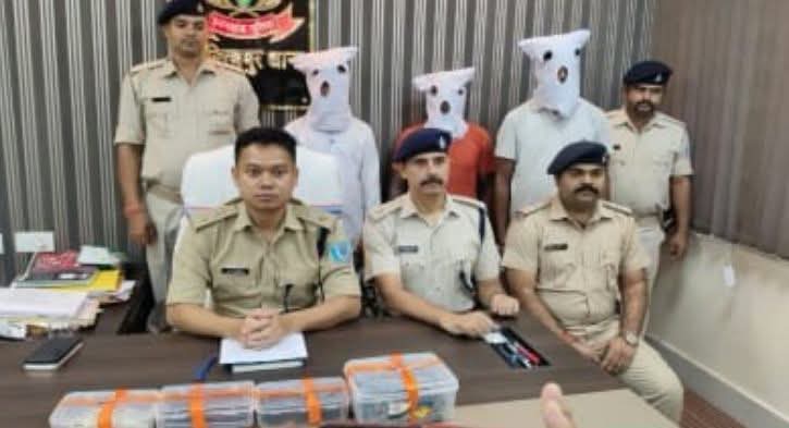 Adityapur: आदित्यपुर में शराब पिलाकर रघु महतो हत्याकांड का 24 घंटे में खुलासा, तीन आरोपी गिरफ्तार, वेतन के 11 हजार रुपये लूटने के लिए वारदात को दिया था अंजाम