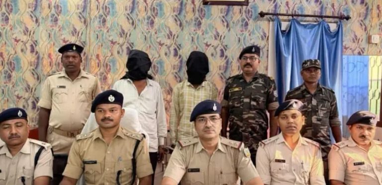 Saraikela: चांडिल डकैती कांड का पुलिस ने किया खुलासा, दो आरोपी गिरफ्तार, 24 लाख के आभूषण धनबाद से बरामद