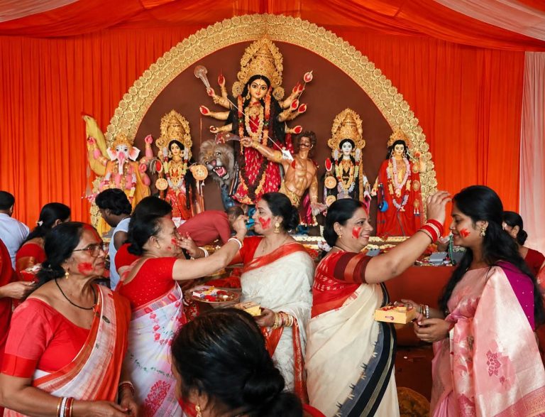 Jamshedpur: दुर्गा पूजा उत्सव का हुआ समापन, सिंदूर खेला और विसर्जन के साथ देवी दुर्गा को दी गई विदाई