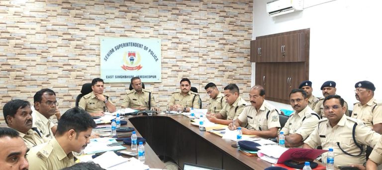 Jamshedpur police: अपराध नियंत्रण को लेकर एसएसपी सख्त, अपराधियों और अवैध हथियारों के खिलाफ कार्रवाई तेज करने का निर्देश