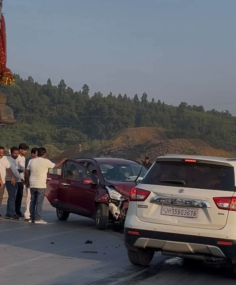 Saraikela: चांडिल गोलचक्कर के पास दो कारों में टक्कर, एक का चालक घायल