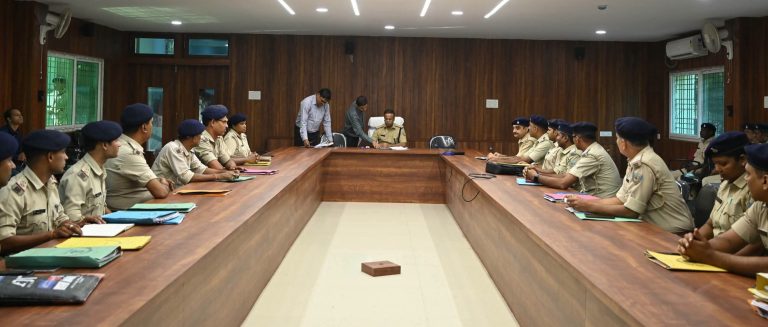 Jamshedpur: SSP ने की लंबित कांडों की समीक्षा, आपराधिक गिरोहों, अवैध हथियार और मादक पदार्थों पर निगरानी रखने का निर्देश