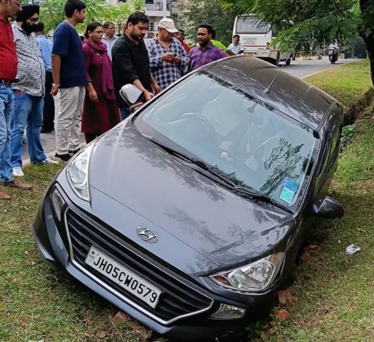 Jamshedpur: टेल्को में पार्किंग के दौरान हादसा, नाली में गिरी कार, सभी तीन लोग सुरक्षित