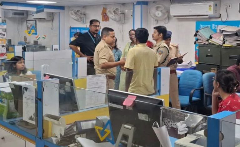 Jamshedpur: बैंकों की सुरक्षा व्यवस्था का डीएसपी ने लिया जायजा, तीन शाखाओं में सीसीटीवी, सायरन, लॉकर रूम और सुरक्षा गार्डों की मुस्तैदी जांची, लापरवाही पर कार्रवाई की चेतावनी
