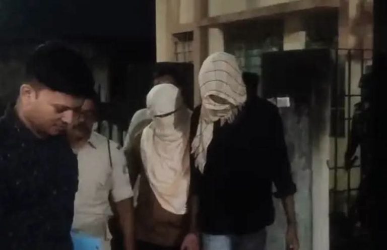 Jamshedpur: बिरसानगर में साइबर ठगी के बड़े नेटवर्क का भंडाफोड़, किराये के मकान में चल रहा था ठगी का खेल, 5 लोग गिरफ्तार, 90 एटीएम कार्ड, 10 बैंक पासबुक और 50 मोबाइल बरामद