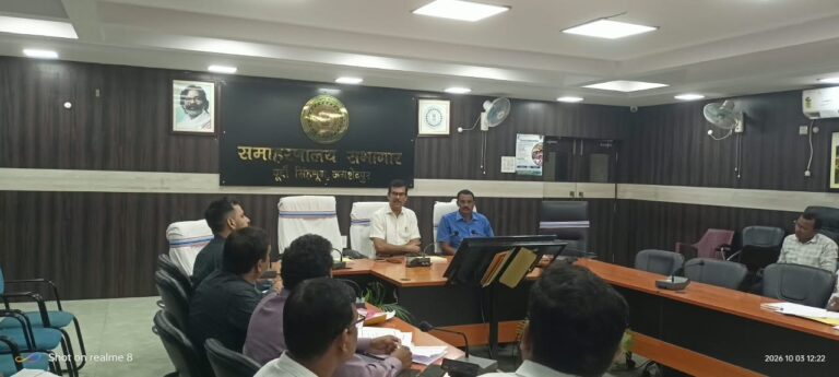 Jamshedpur news :बारिश से क्षतिग्रस्त सड़कों को तत्काल मोटरेबल बनाएं : उपायुक्त