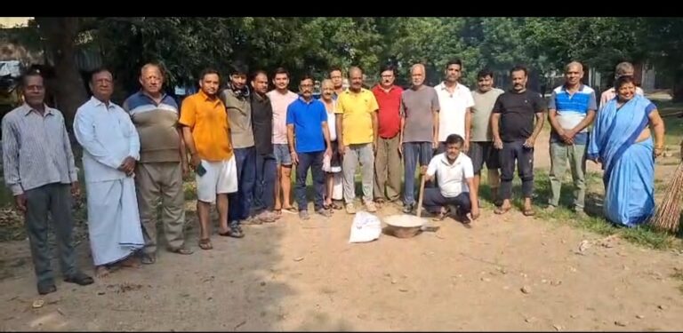 Jamshedpur News: बागबेड़ा कॉलोनी स्थित गणेश पूजा मैदान में चला स्वच्छता जागरूकता अभियान, साफ-सफाई के साथ ब्लीचिंग पाउडर का हुआ छिड़काव