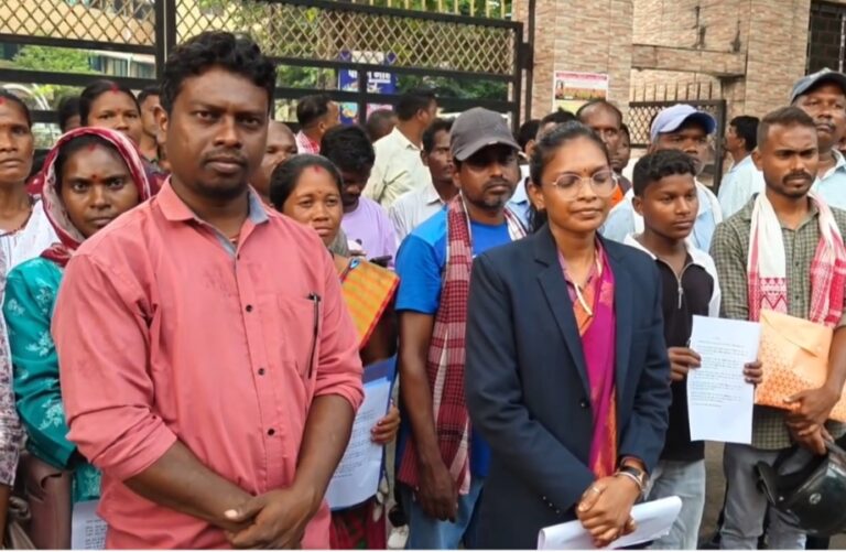 Jamshedpur: डुमरिया के एकलव्य आदर्श आवासीय विद्यालय में शिक्षकों की कमी, पूर्व सीएम चंपाई सोरेन की बेटी दुखनी सोरेन दो दर्जन से अधिक अभिभावकों के साथ DC से मिलीं