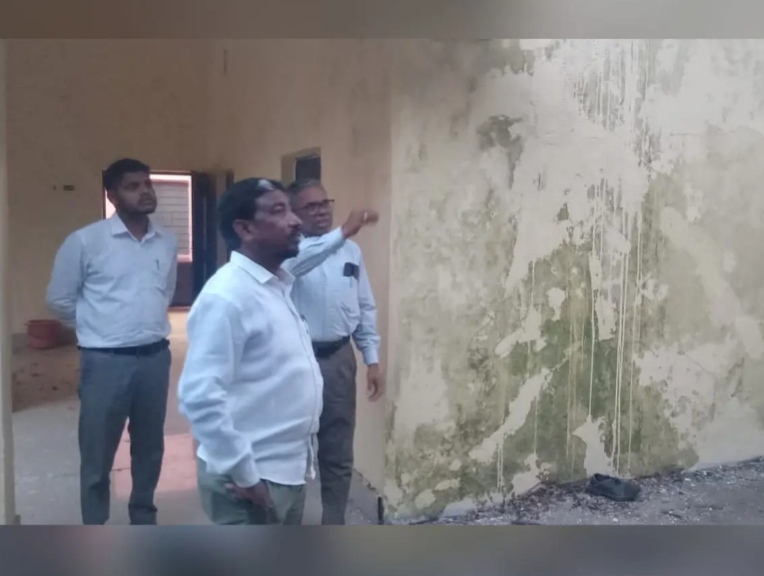 Seraikella-Kharsawan: सरायकेला के आदिवासी कल्याण हॉस्टल के जीर्णोद्धार में अनदेखी का मामला आया सामने ! 66 लाख के विकास कार्यों में खामियां मिलने पर जिला परिषद अध्यक्ष सोनाराम बोदरा ने दिया जांच के आदेश