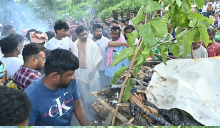 ‘मां’ को आखिरी विदाई देते भावुक हुए हेमंत सोरेन, नेमरा में पंचतत्व में विलीन हुई रूपी सोरेन, अंतिम दर्शन को उमड़ा जनसैलाब