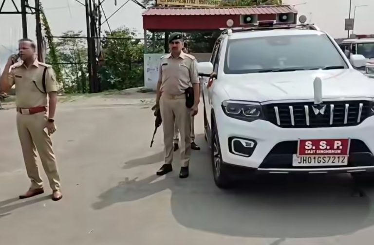 Jamshedpur: SSP ने चेकिंग प्वाइंटों का किया निरीक्षण, सतर्कता बरतने के दिए निर्देश, आम जन से शालीन व्यवहार करने की दी नसीहत