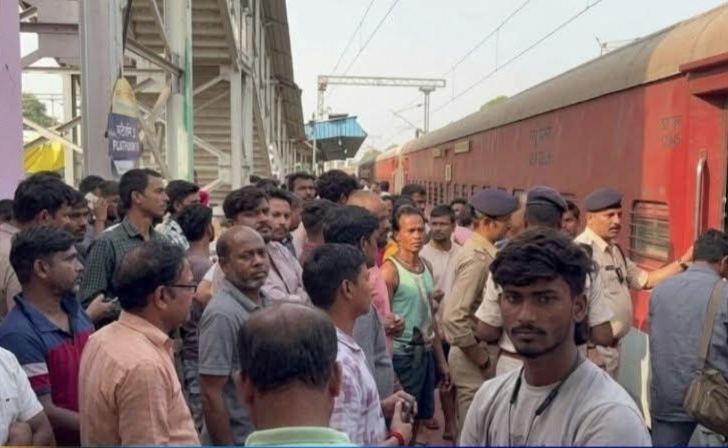 Chakardharpur: मुंबई-शालीमार समरसता एक्सप्रेस के स्लीपर कोच एस-7 के टॉयलेट में फंदे से लटका मिला यात्री का शव, हड़कंप