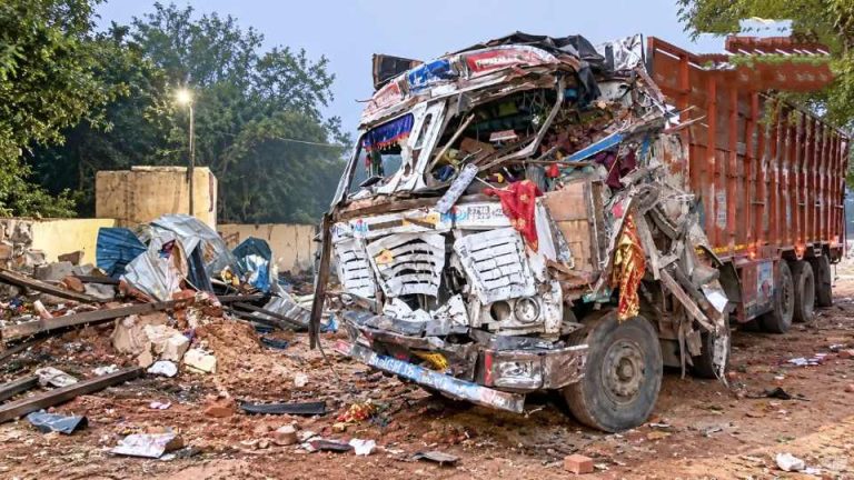 Road Accident…MP में भीषण सड़क हादसा, तेज रफ्तार बेकाबू ट्रक ने मंदिर के पास श्रद्धालुओं को रौंदा, 13 की मौत, 40 से अधिक लोग घायल