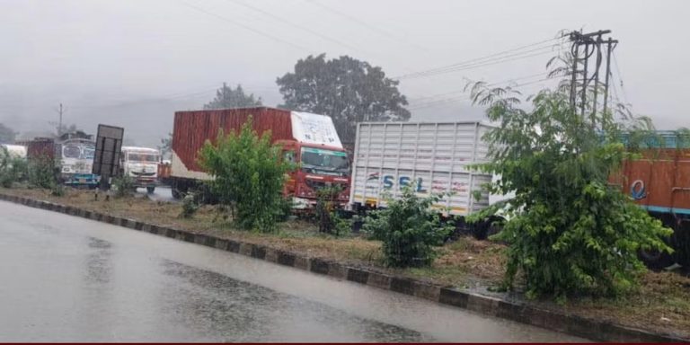 NH 33 टाटा-रांची मार्ग घंटों रहा ठप, चांडिल गोलचक्कर पर NHAI के निर्माण और बेतरतीब पार्किंग से लग रहा जाम