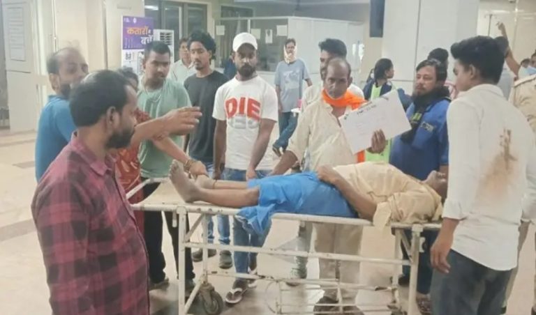 Jamshedpur: MGM अस्पताल में बुजुर्ग की मौत के बाद बवाल, परिजनों ने किया हंगामा, अस्पताल परिसर में तोड़फोड़