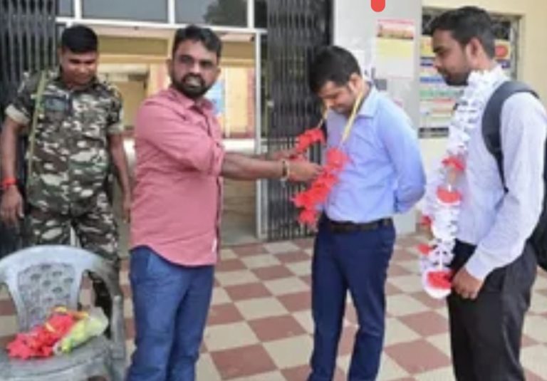 Potka Block Office में विधायक संजीव सरदार की अनोखी जांच… गेट पर कुर्सी लगाकर बैठे, लेटलतीफी पर कर्मचारियों को माला पहनाकर दी हिदायत