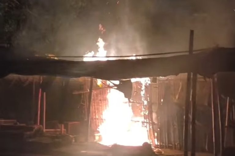Jamshedpur: गोलमुरी सब्जी मार्केट में लगी भीषण आग, कई दुकानें जलकर राख, काफी मशक्कत के बाद पाया काबू