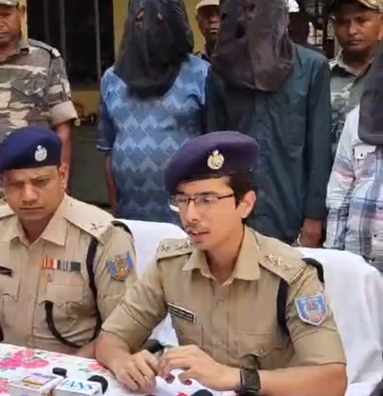 Chakardharpur: चक्रधरपुर में दुकान से मोबाइल चोरी कांड का खुलासा, तीन आरोपी गिरफ्तार, 21 फोन बरामद