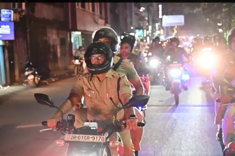 Jamshedpur: दुर्गा पूजा पंडालों की सुरक्षा व्यवस्था का एसएसपी ने लिया जायजा, बाइक दस्ते के साथ की पेट्रोलिंग, पुलिस अधिकारियों और जवानों को दिए निर्देश