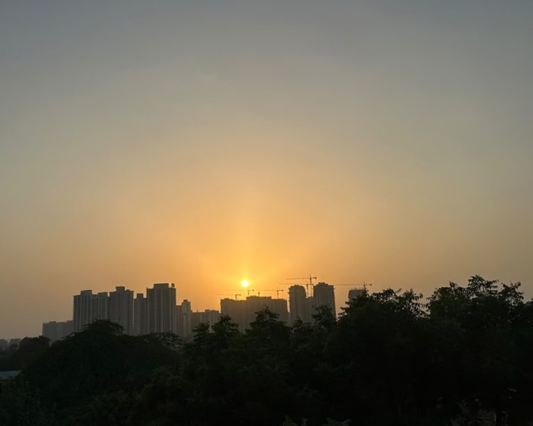 Weather Alert: बदल रहा मौसम, सुबह और रात में ठंड और हल्की धुंध, दिन चढ़ने के साथ धूप, दोपहर में महसूस हो रही गर्मी