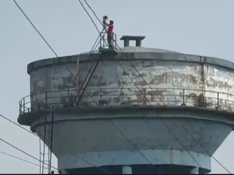 4 साल के बेटे को लेकर युवक 120 फीट ऊंची पानी टंकी पर चढ़ा, कड़ी मशक्कत के बाद उतारा गया, जानें क्या है मामला?