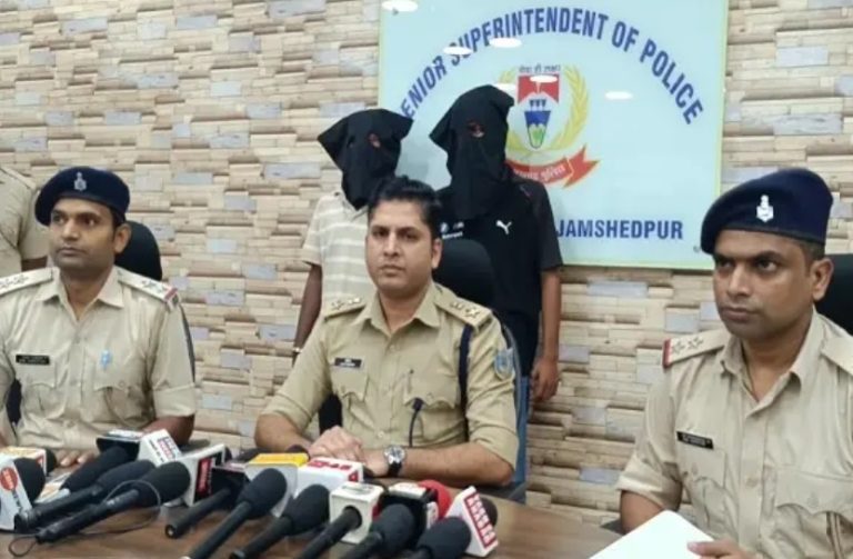 Jamshedpur: मानगो में राहुल बच्चा की हत्या के बाद बदले की कार्रवाई की आशंका को लेकर पुलिस की बड़ी कार्रवाई, दो गिरफ्तार, हथियार बरामद