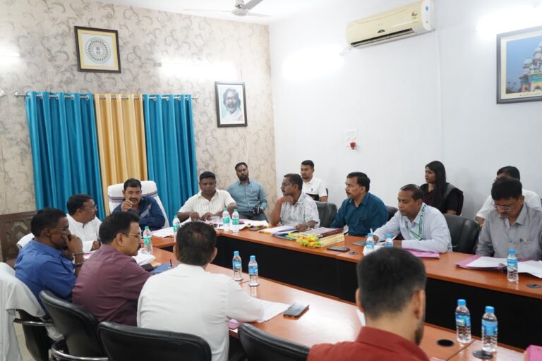 JAMSHEDPUR NEWS: विधानसभा की सरकारी उपक्रम समिति ने जमशेदपुर में की समीक्षा बैठक, श्रमिकों के वेतन और लंबित भुगतान पर जोर
