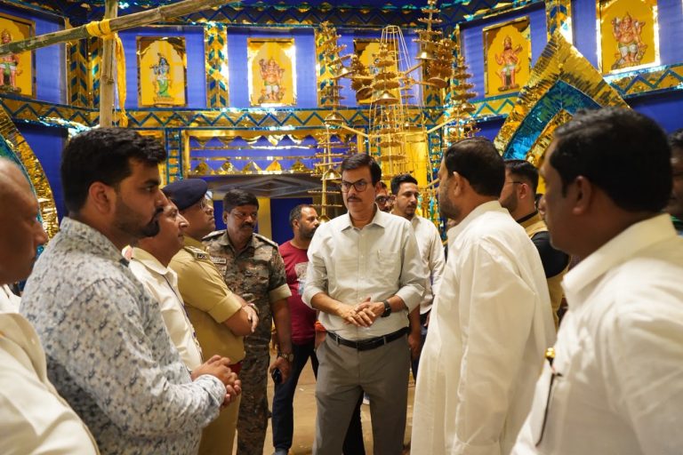 JAMSHEDPUR NEWS: दुर्गा पूजा को लेकर अलर्ट प्रशासन, डीसी राजीव रंजन और एसएसपी ने बारीडीह से सोनारी तक पंडालों का किया निरीक्षण