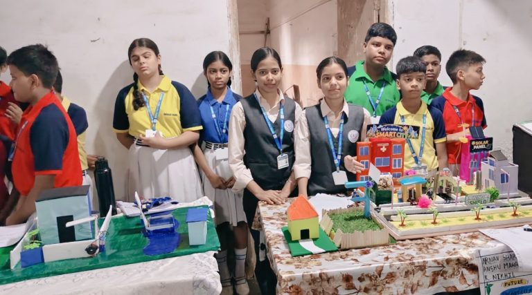 ADITYAPUR NEWS: सेंट्रल पब्लिक स्कूल में वार्षिक प्रदर्शनी, विद्यार्थियों ने विज्ञान और गणित के मॉडल से दिखाई प्रतिभा