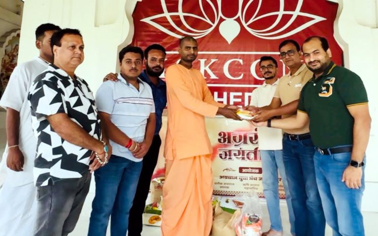 Jamshedpur News :अग्रवाल युवा मंच ने इस्कॉन मंदिर में किया राशन दान
