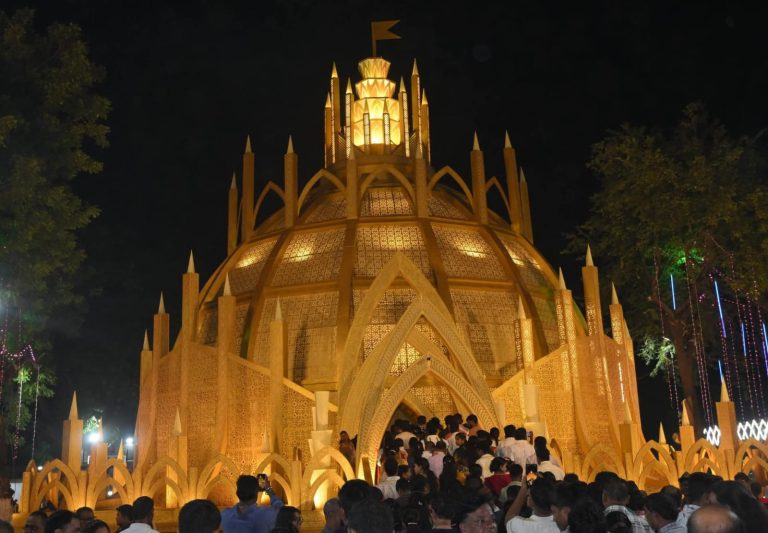 JAMSHEDPUR NEWS :एग्रिको पूजा कमिटी के भव्य पूजा पंडाल का पूर्व मुख्यमंत्री रघुवर दास ने किया उद्घाटन, उमड़ी श्रद्धालुओं की भारी भीड़, सांसद विद्युत महतो समेत कई गणमान्यजनों ने उद्घाटन समारोह में लिया भाग