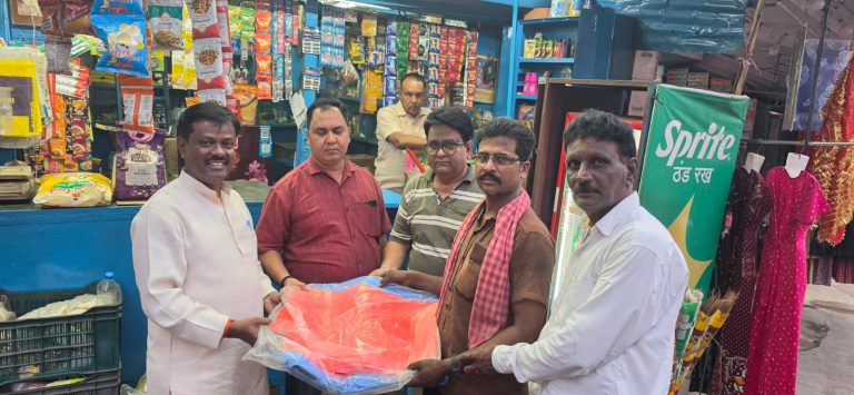 JAMSHEDPUR NEWS: टिनप्लेट सब्जी मंडी में आग से ₹60 हजार का नुकसान, विधायक पूर्णिमा साहू ने पीड़ित दुकानदार को भेजी मदद