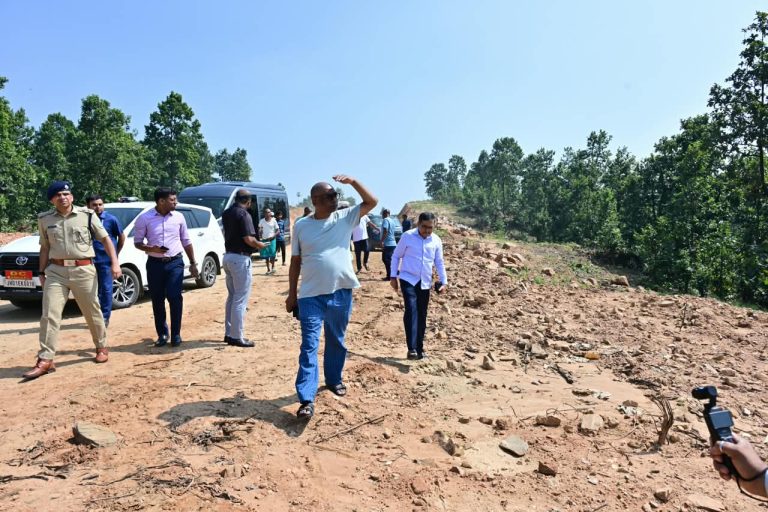 BOKARO NEWS: कसमार में सड़क निर्माण का जायजा लेने पहुंचे CM हेमंत सोरेन, कल्पना सोरेन संग सड़क किनारे दुकान में खाई पकौड़ी, पी चाय