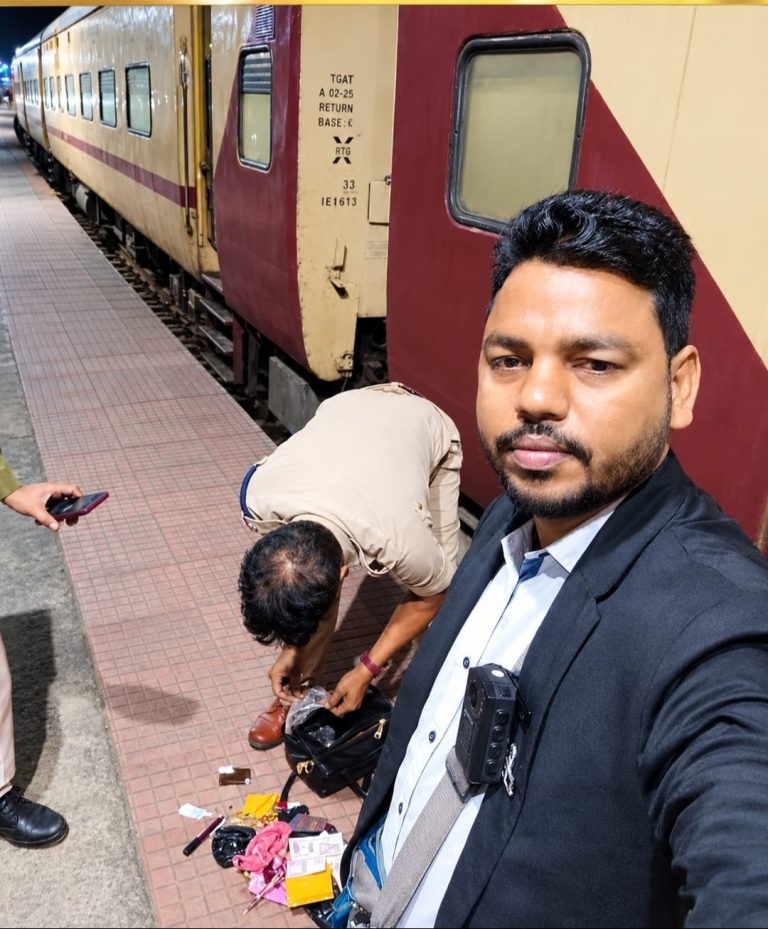 DHANBAD RAILWAY NEWS:TTE अमित कुमार ने पेश की ईमानदारी की मिसाल, ट्रेन में छूटा 22 हजार कैश और सोने के मंगलसूत्र वाला पर्स RPF को सौंपा