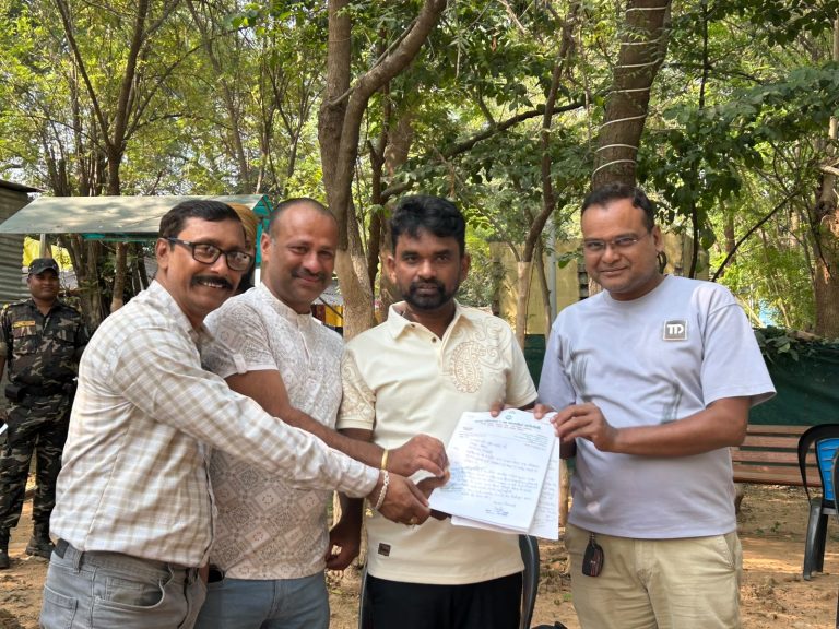 JAMSHEDPUR NEWS: छठ महापर्व से पहले बागबेड़ा में कृत्रिम घाट बनाने और सफाई की मांग, विधायक संजीव सरदार ने जुस्को अधिकारियों से की बात