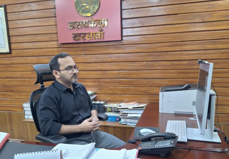 SARAIKELA-KHARSAWAN NEWS: अवैध बालू परिवहन पर बड़ी कार्रवाई, 13 वाहन जब्त, ₹8.67 लाख की वसूली; DC ने दिए संयुक्त छापेमारी के निर्देश