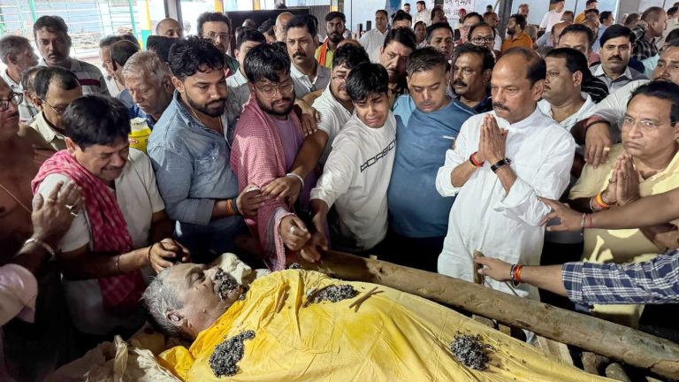 JAMSHEDPUR NEWS: पंचतत्व में विलीन हुए भाजपा के वरिष्ठ नेता चंद्रशेखर मिश्रा, नम आंखों से अंतिम विदाई; रघुवर दास, अर्जुन मुंडा समेत कई दिग्गज पहुंचे
