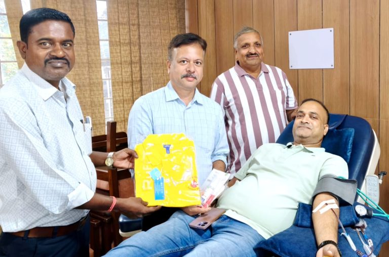 JAMSHEDPUR NEWS: कैंसर मरीज की मदद के लिए टाटा वर्कर्स यूनियन के ज्ञान रंजन ने दान किया प्लेटलेट्स, 49वीं बार रक्तदान कर पेश की मानवता की मिसाल
